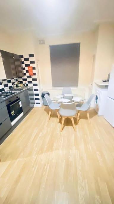 Evo 2 Bed - 2 Mins Stn Town Centre Apartment