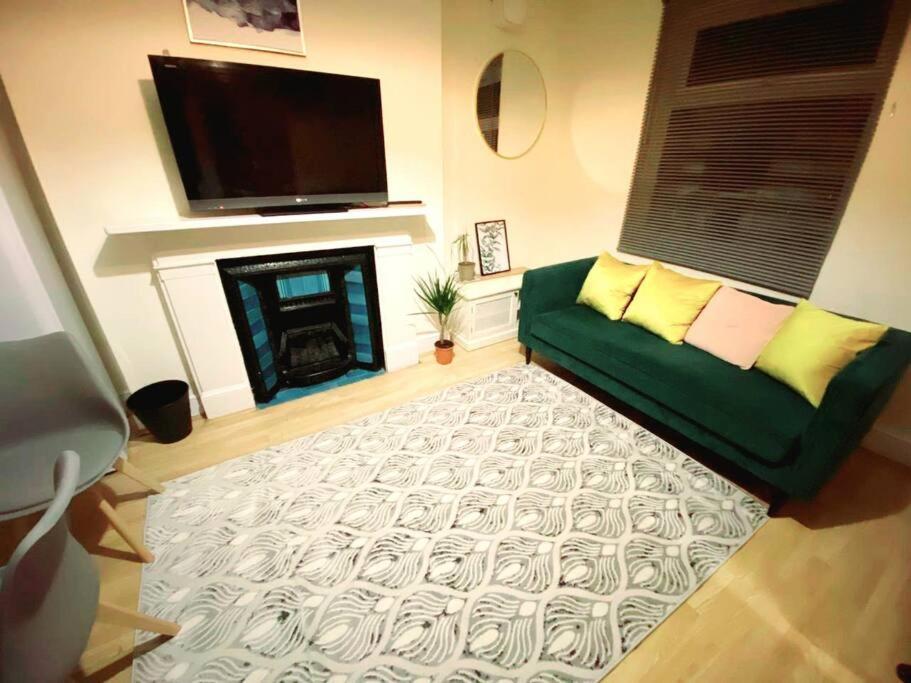 Evo 2 Bed - 2 Mins Stn Town Centre Apartment *